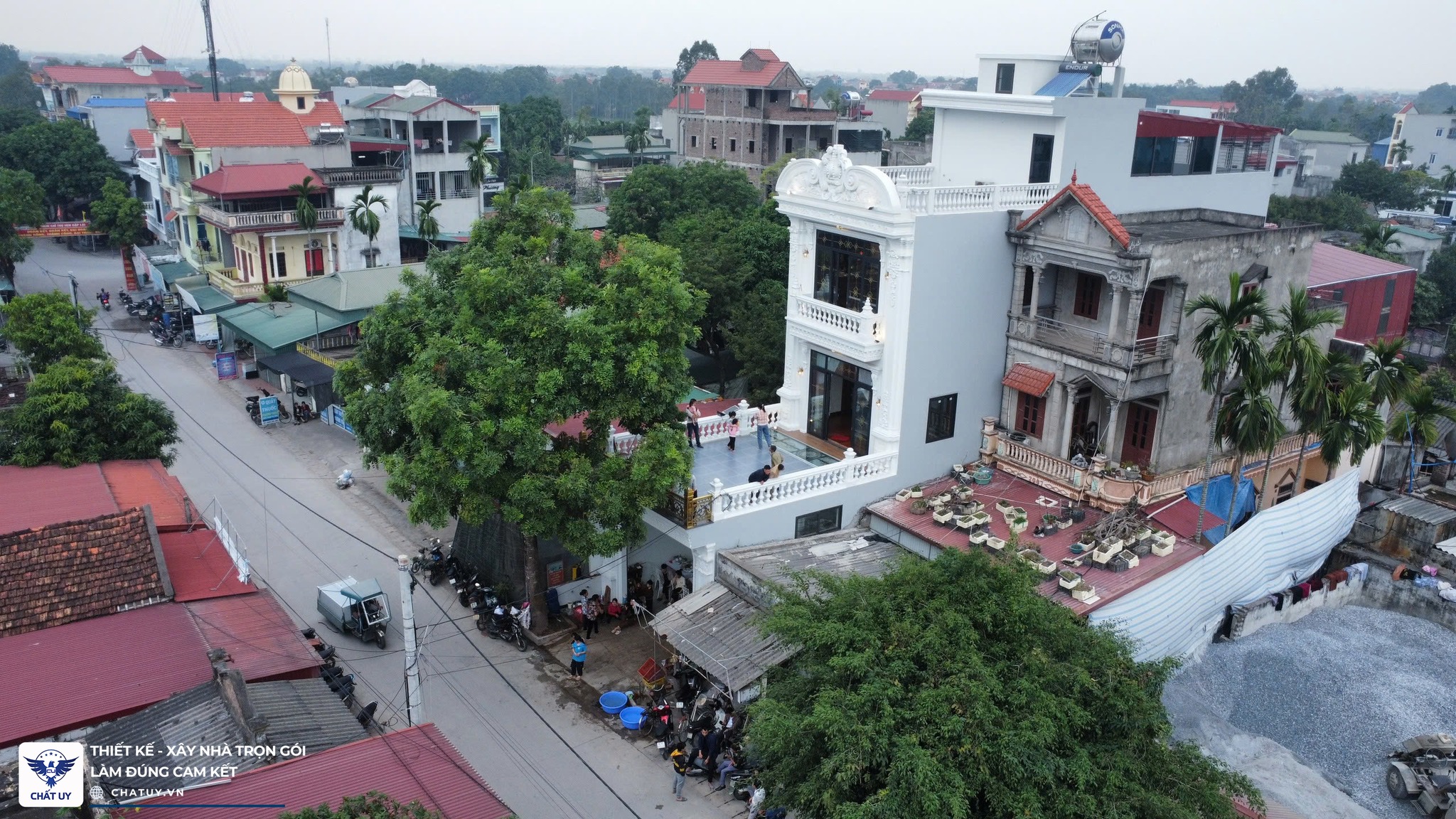 Căn biệt thự 4 tầng của anh Sự được thiết kế theo phong cách Tân cổ điển sang trọng.