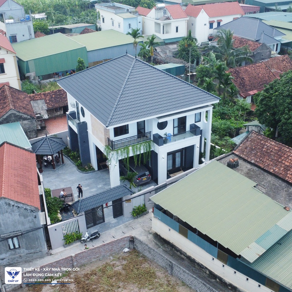 Căn nhà hoàn thiện của anh Quynh mới kiến trúc mở thông thoáng. Hệ cửa sổ được bố trí tạo đối lưu không khí trong nhà, từ đó giúp căn nhà luôn mát mẻ tự nhiên.