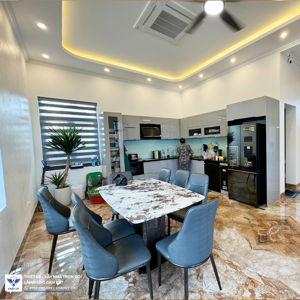 Nhà bếp được thiết kế hiện đại, đầy đủ trang thiết bị tiện nghi cho việc nấu nướng, giữ lửa mỗi ngày.