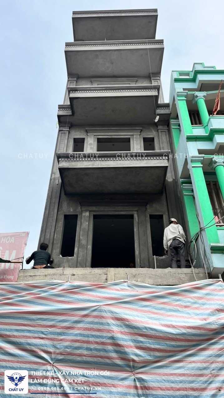 Dự án nhà phố 4 tầng hiện đại của chị Trang xây dựng ngoại thất theo phong cách hiện đại, xử lý hình khối gọn gàng và mặt tiền thông thoáng.