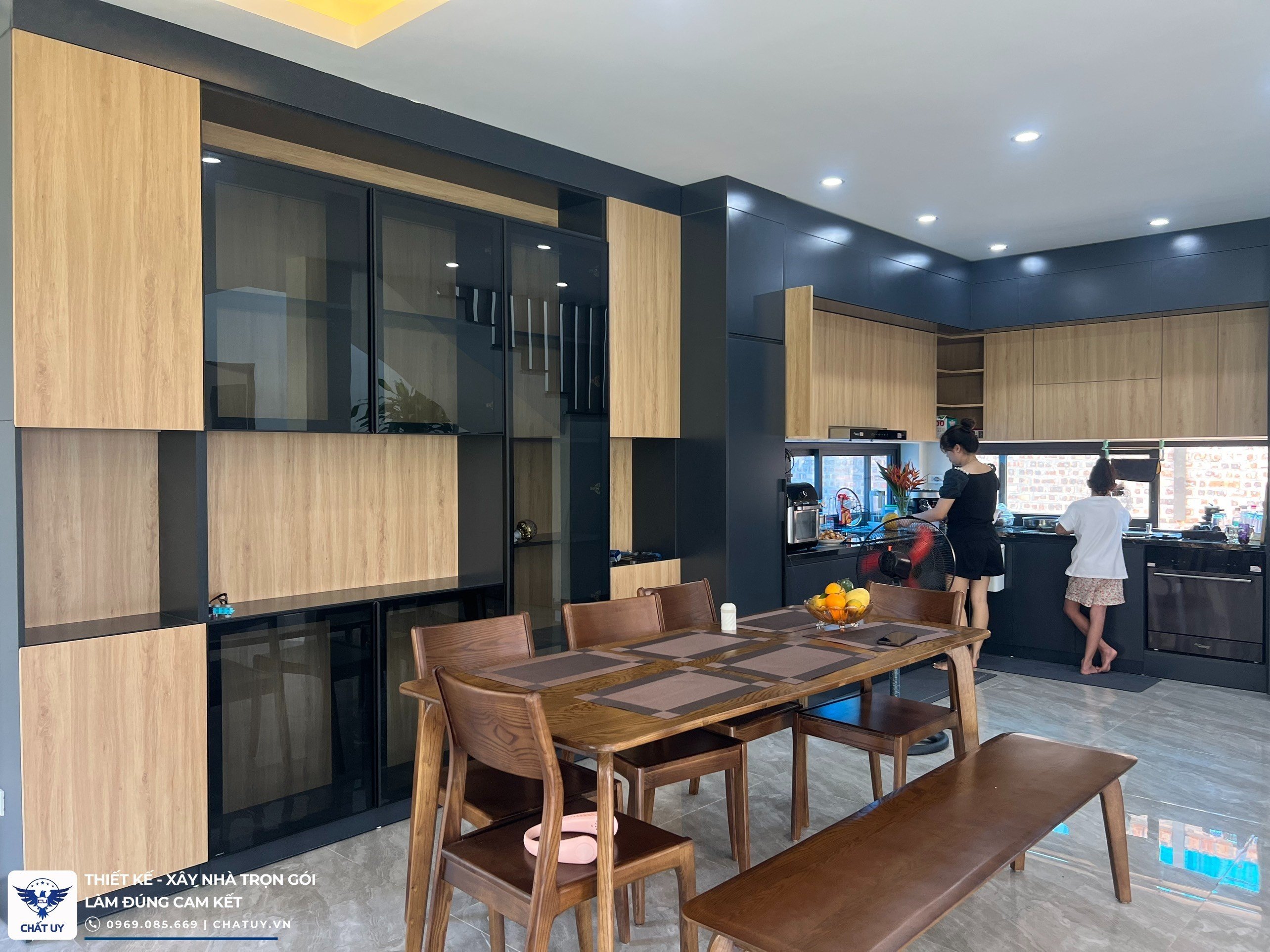 Hình ảnh hoàn thiện không gian trong nhà của nhà phố 2 tầng hiện đại của anh Tiến, thể hiện rõ phong cách hiện đại, sang trọng, tiện nghi
