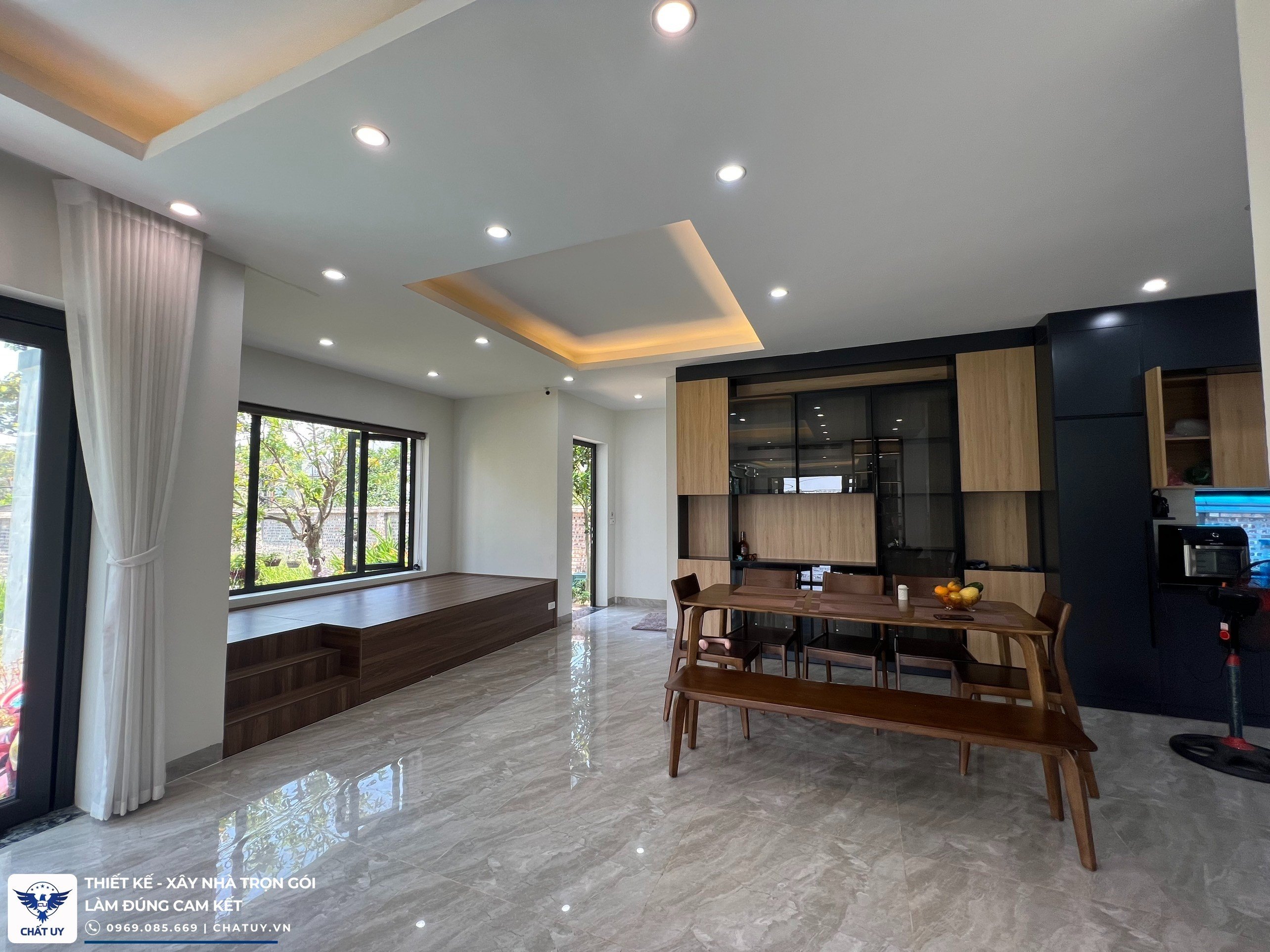 Hình ảnh nhà phố hai tầng hiện đại của anh Tiến sau thi công với khả năng lấy sáng tự nhiên rất tốt