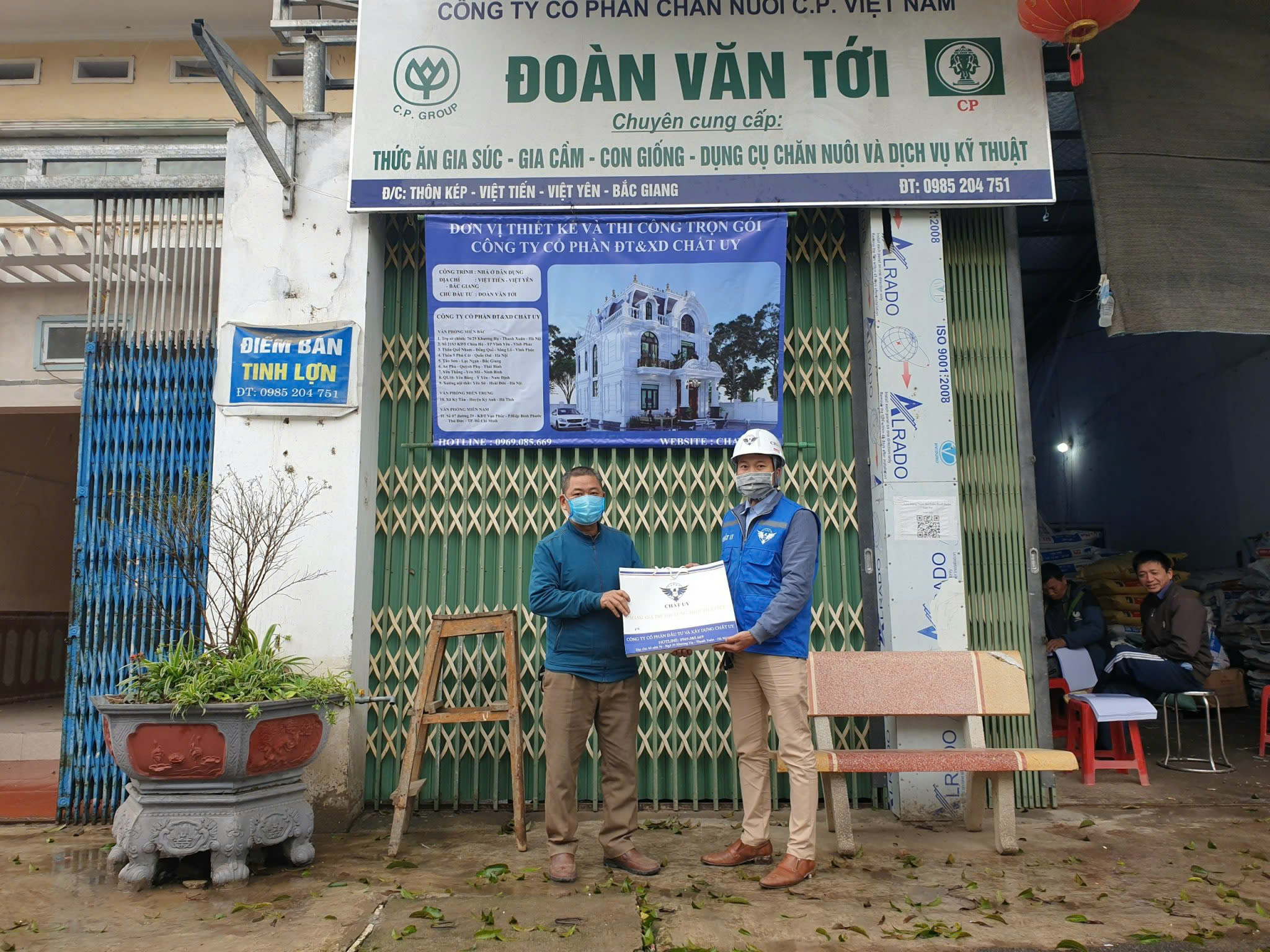 Chú Tới ký kết hợp đồng, chọn Chất Uy là đơn vị thiết kế, thi công trọn gói biệt thự của gia đình.