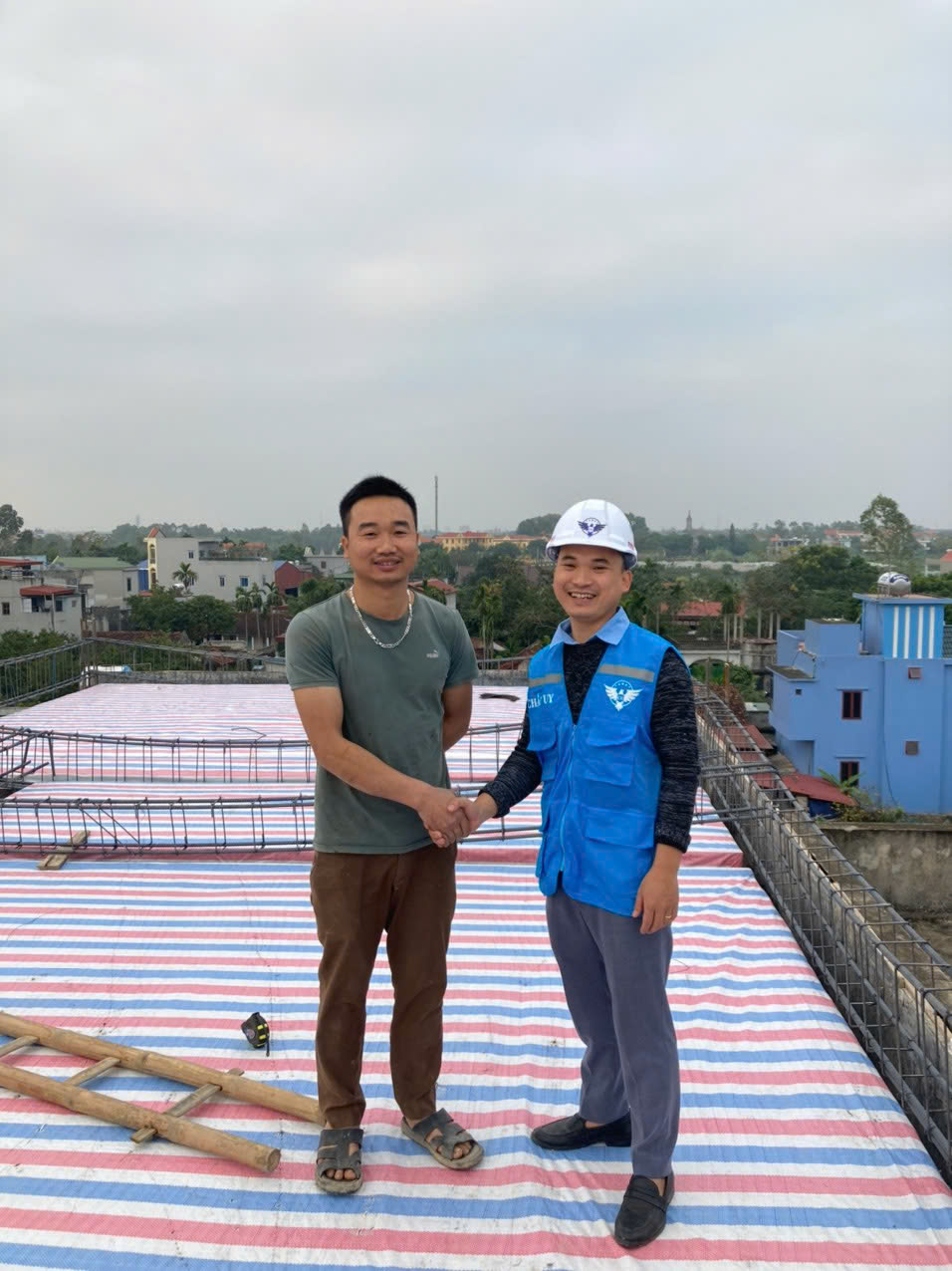 Chủ đầu tư - anh Sự luôn theo sát tiến độ xây dựng, an tâm tuyệt đối về chất lượng ngôi nhà của mình.