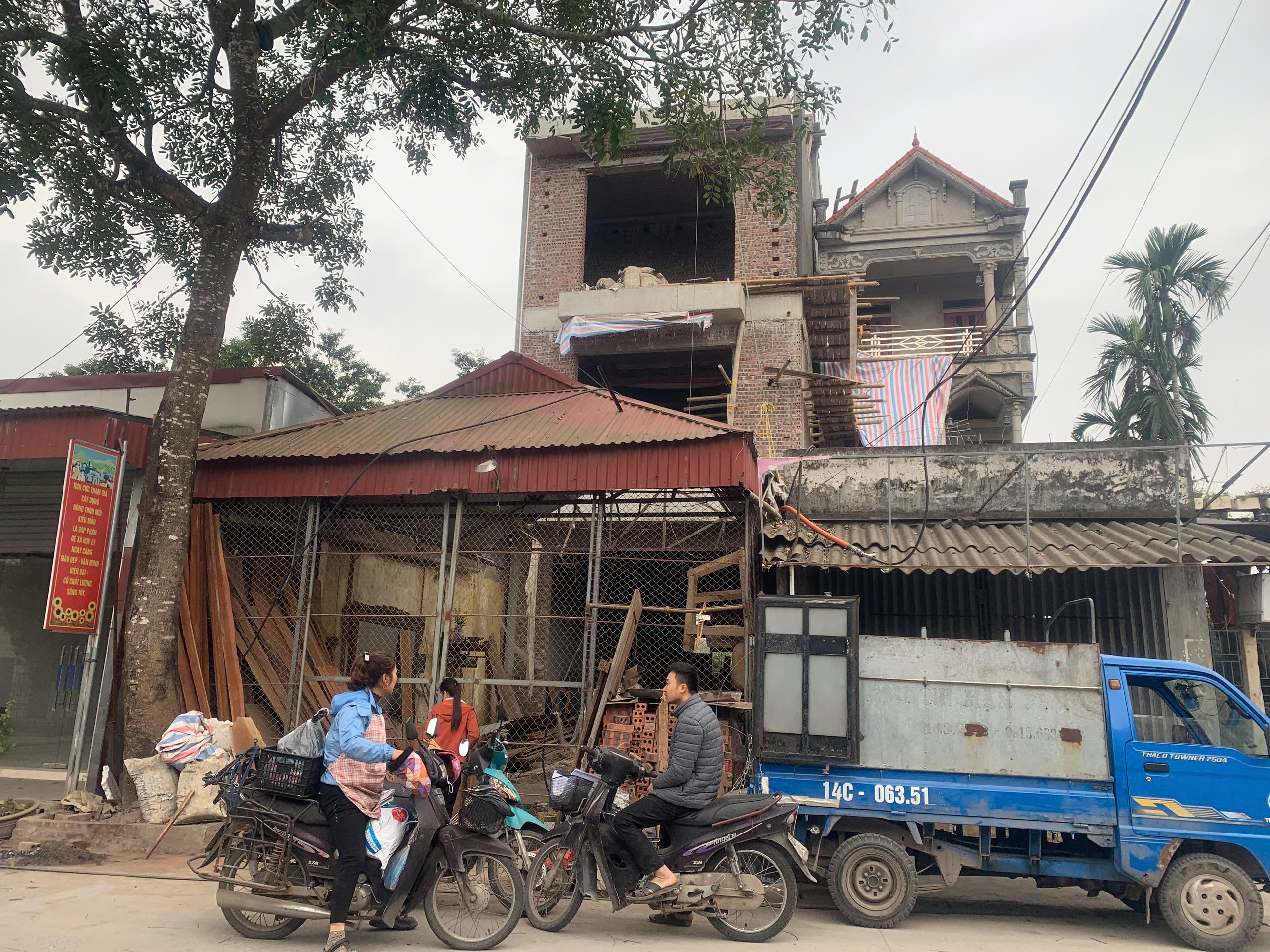 Căn biệt thự 4 tầng đang trong quá trình hoàn thiện xây thô. Đội ngũ kỹ thuật Chất Uy luôn đảm bảo tiến độ xây dựng và tối ưu chi phí cho chủ đầu tư.
