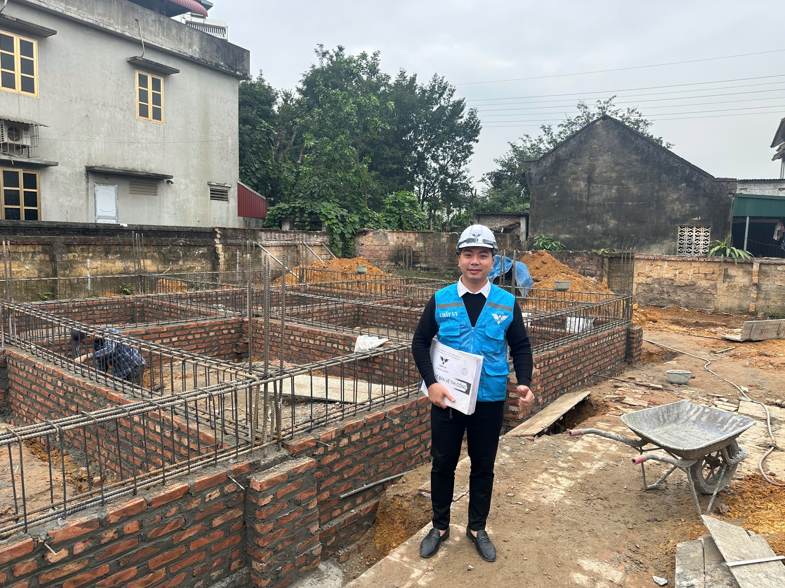 Giám sát công trình của Chất Uy đang kiểm tra chất lượng và tiến độ xây dựng. Mỗi giai đoạn đều được đánh giá chi tiết và báo cáo đến chủ đầu tư để gia chủ luôn yên tâm.