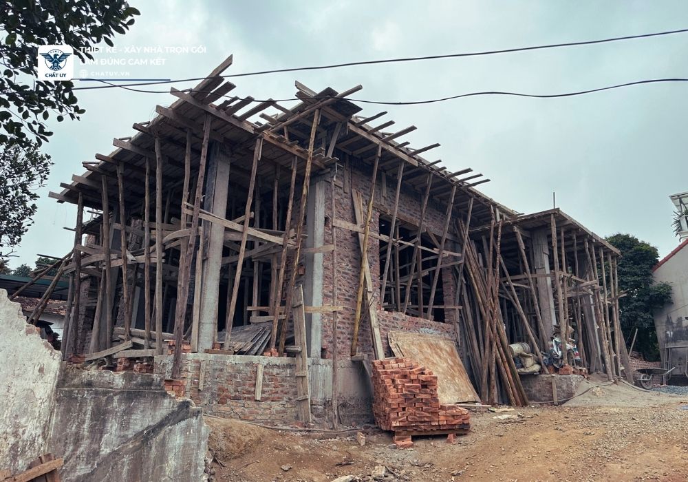 Công đoạn xây thô tầng 1 và đang chuẩn bị đổ mê lên tầng 2. Mỗi bước đều được thực hiện chuẩn kỹ thuật theo đúng bản vẽ thiết kế.