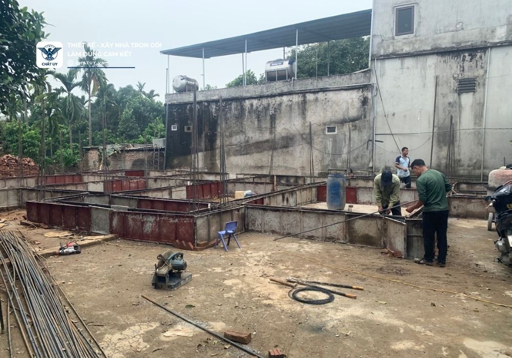 Đội ngũ xây dựng của Chất Uy chuẩn bị cho công đoạn đổ móng. Đây là bước quan trọng nhất để căn nhà được vững chắc theo thời gian.