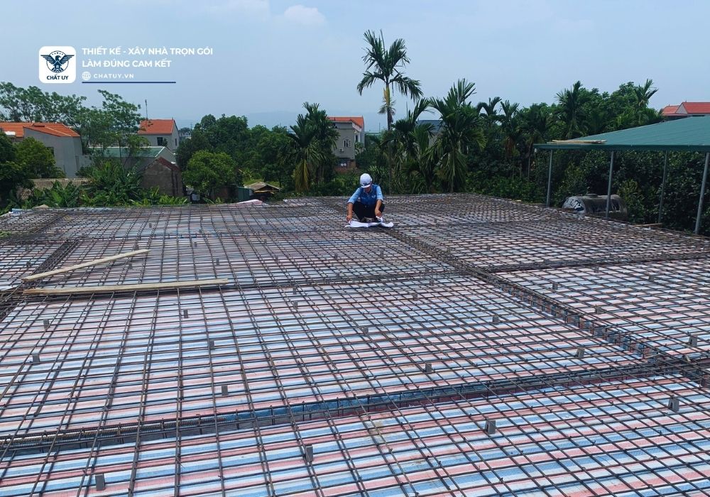 Chất Uy luôn có đội ngũ giám sát công trình túc trực mỗi ngày, theo dõi tiến độ và chất lượng xây dựng. Đảm bảo ngôi nhà của chủ đầu tư hoàn hảo như thiết kế.