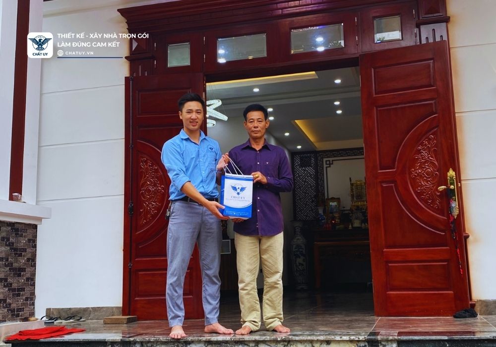 Lễ bàn giao biệt thự 3 tầng đến gia đình chị Mai - chủ đầu tư. Trân trọng cảm ơn gia đình chị đã tin tưởng lựa chọn Chất Uy thiết kế và thi công trọn gói ngôi nhà trong mơ.