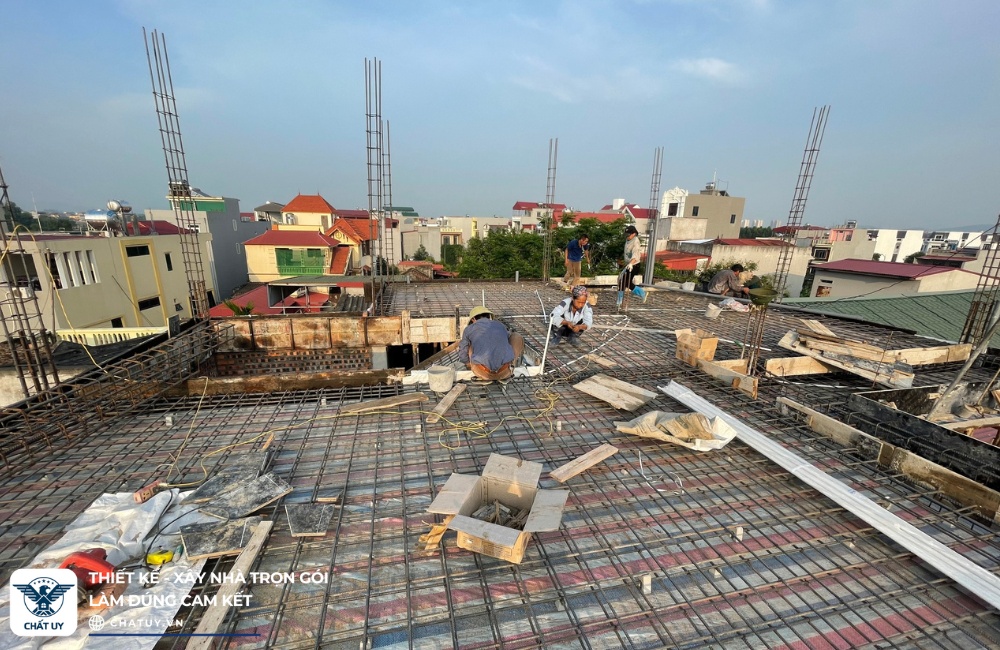 Giai đoạn làm sắt được thực hiện cẩn trọng, đảm bảo khả năng chịu lực cho công trình 4 tầng trên diện tích 204m²