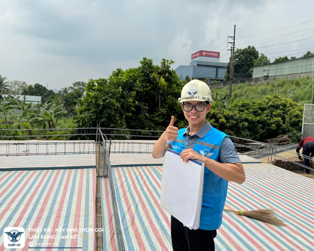 Đại diện Chất Uy trực tiếp đến kiểm tra kết quả thi công phần thô, đảm bảo kết cấu ổn định và an toàn cho nhà phố 4 tầng của cô Hoà.