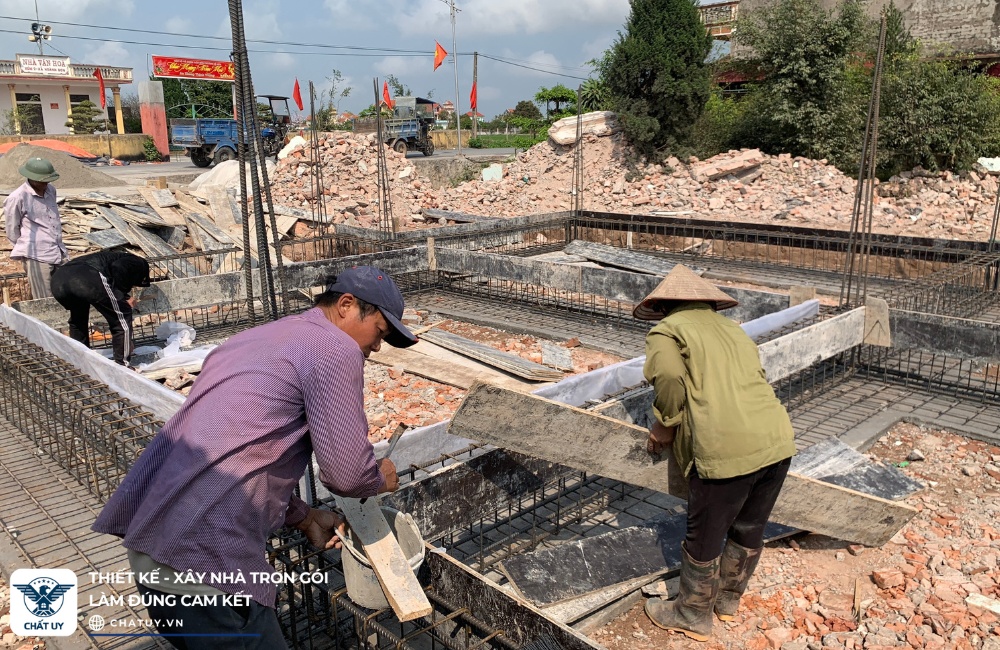 Hình ảnh thi công phần móng và kết cấu chịu lực, đảm bảo nền tảng vững chắc cho nhà phố 4 tầng.