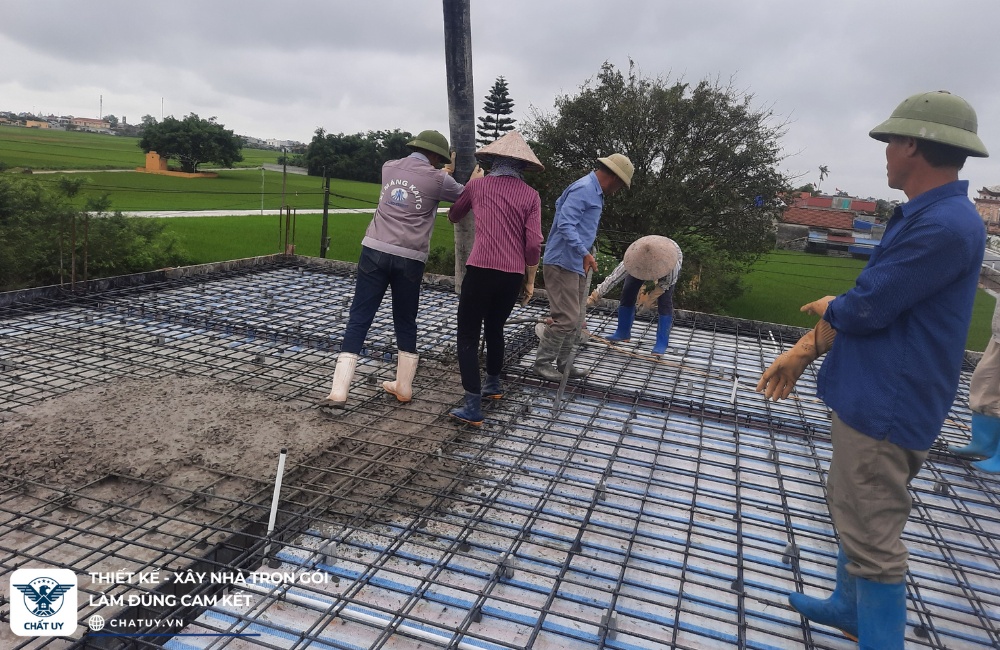 Công nhân thi công đang đổ bê tông sàn mái nhà phố 4 tầng tân cổ điển của anh Khoa