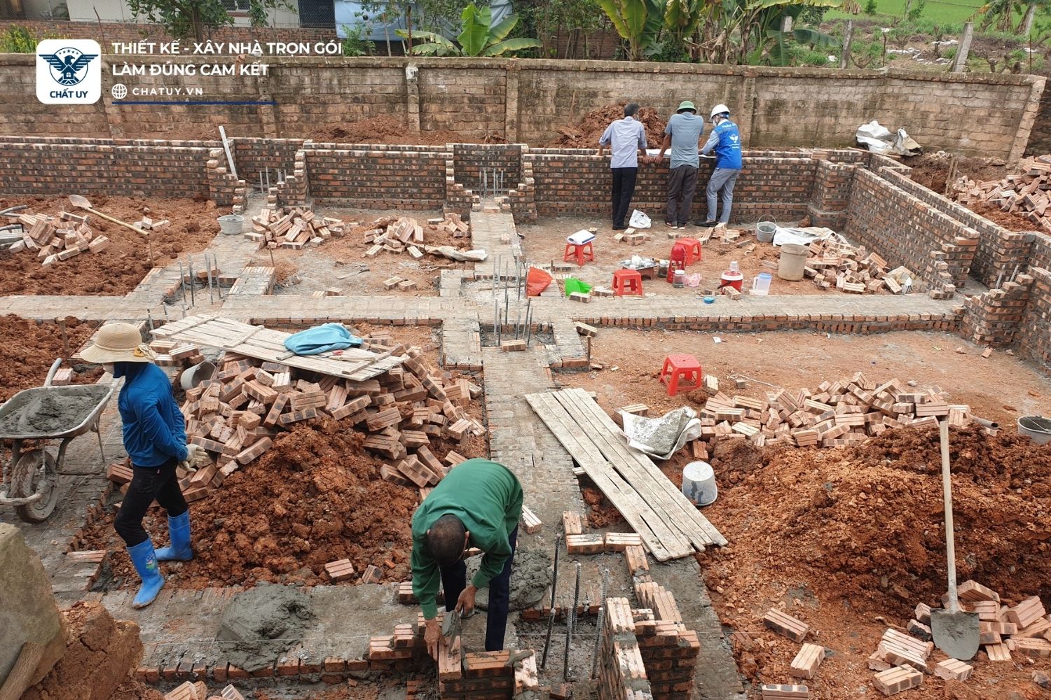 Công nhân thi công phần móng thô cho ngôi nhà